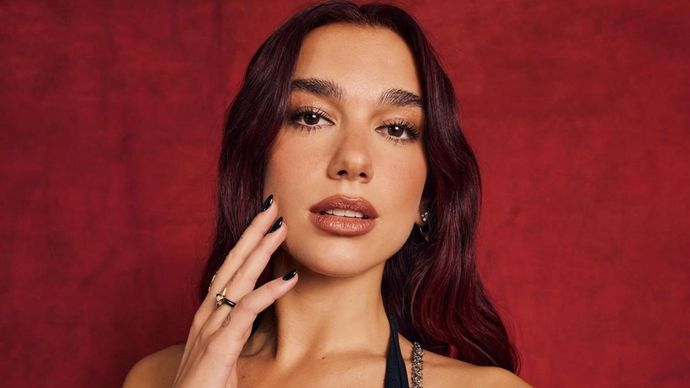 Batal Konser di Jakarta, Dua Lipa Janji Datang Lagi