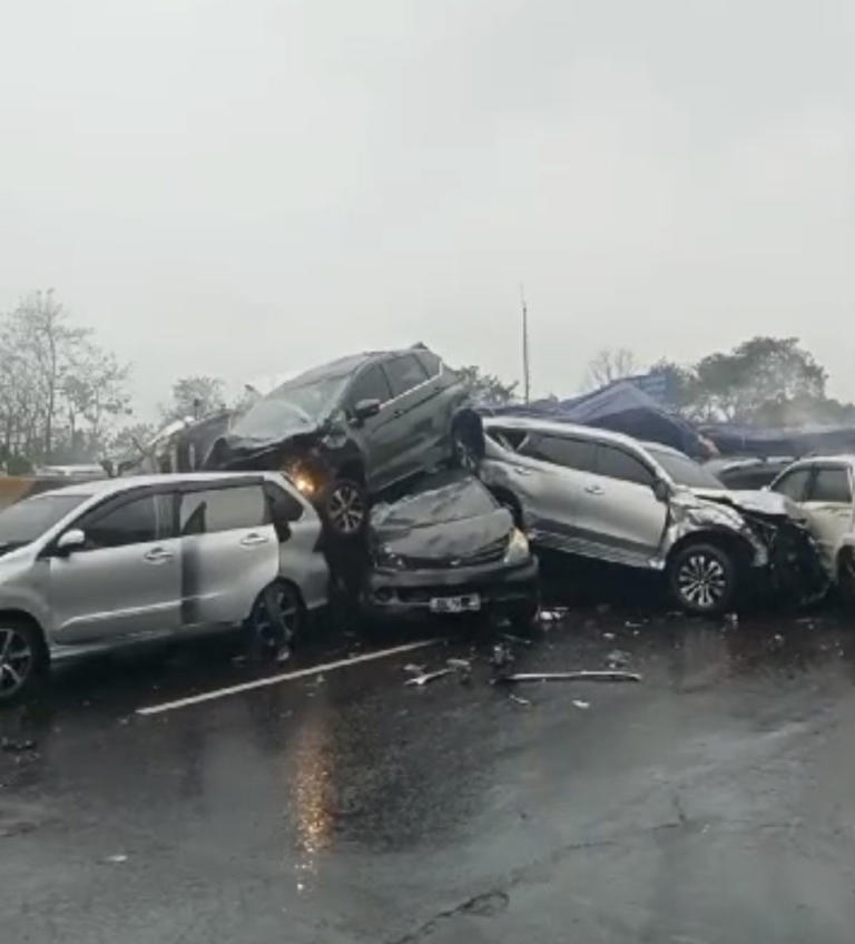 Gelegar Tragedi Senin Sore di Tol Cipularang KM 92