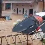 Enam Mobil "Berenang" di Atas Air Bah