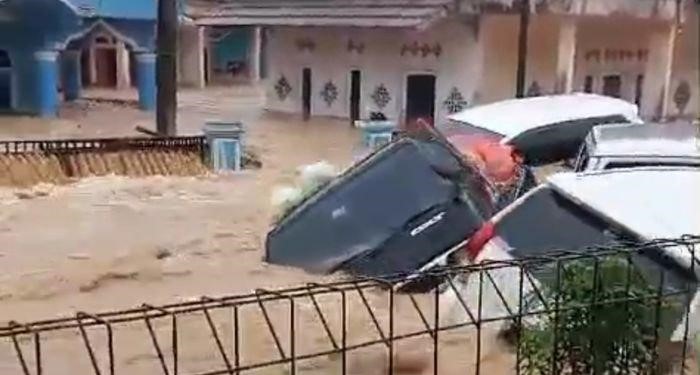Enam Mobil "Berenang" di Atas Air Bah
